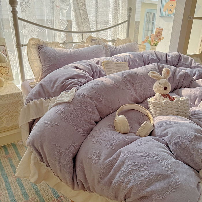 91家纺网 家纺一手货源 找家纺 捌月 2025新款奶油风法式大花边雕花牛奶绒四件套 情书-梦境紫