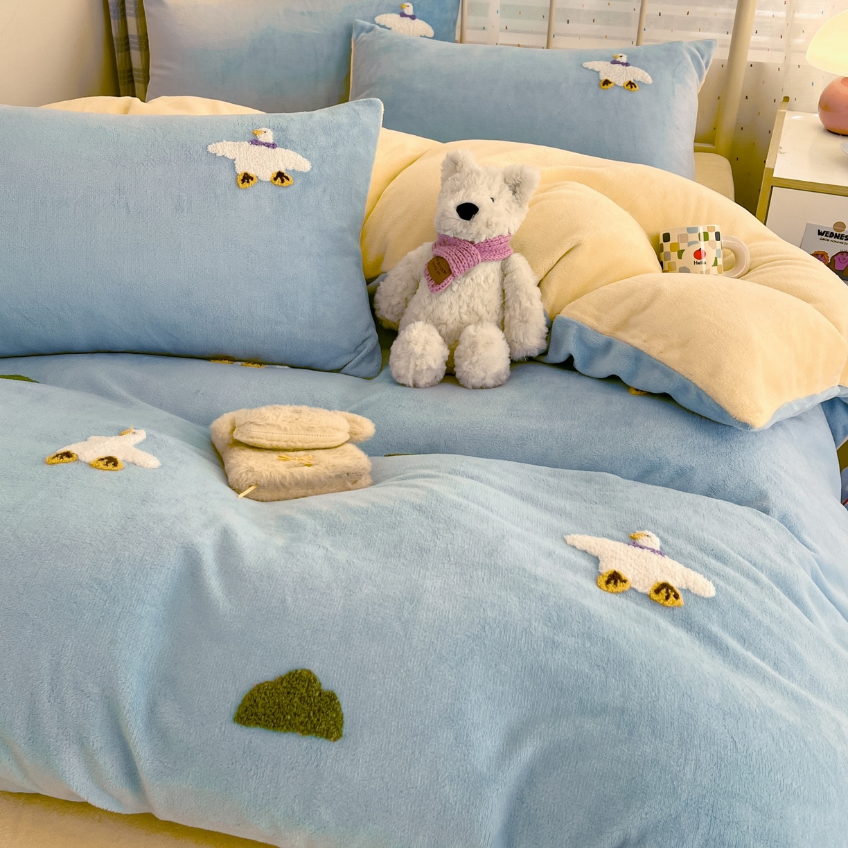 91家纺网 家纺一手货源 找家纺 羚羊语家纺 2025新款牛奶绒手作款樱桃女孩四件套毛巾绣刺绣花秋冬加厚法莱绒法兰绒珊瑚绒三件套 毛巾绣-自由大鹅