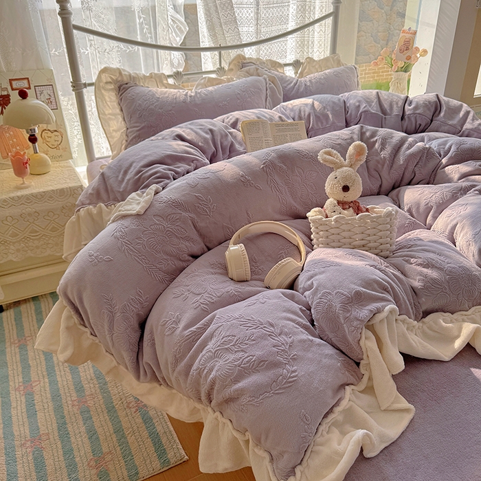 91家纺网 家纺一手货源 找家纺 捌月 2025新款奶油风法式大花边雕花牛奶绒四件套 情书-梦境紫