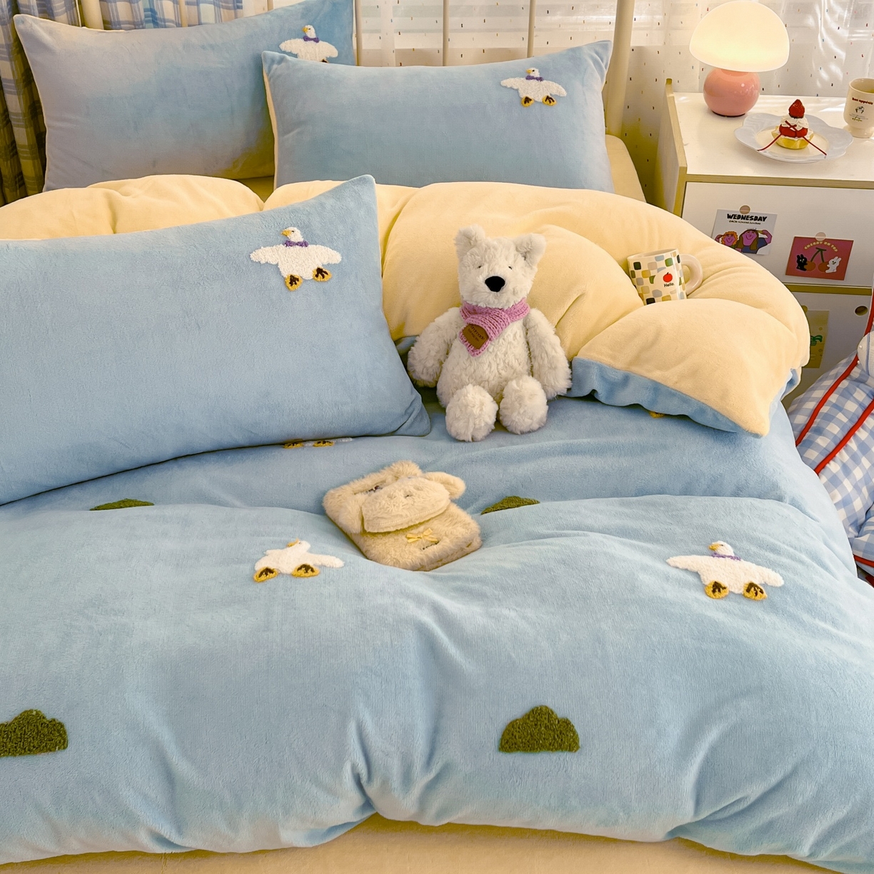 91家纺网 家纺一手货源 找家纺 羚羊语家纺 2025新款牛奶绒手作款樱桃女孩四件套毛巾绣刺绣花秋冬加厚法莱绒法兰绒珊瑚绒三件套 毛巾绣-自由大鹅