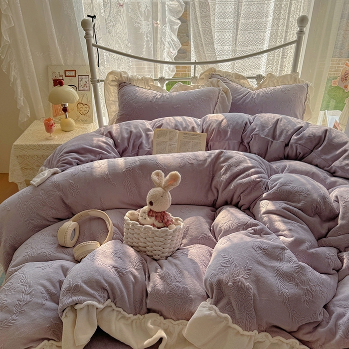 91家纺网 家纺一手货源 找家纺 捌月 2025新款奶油风法式大花边雕花牛奶绒四件套 情书-梦境紫