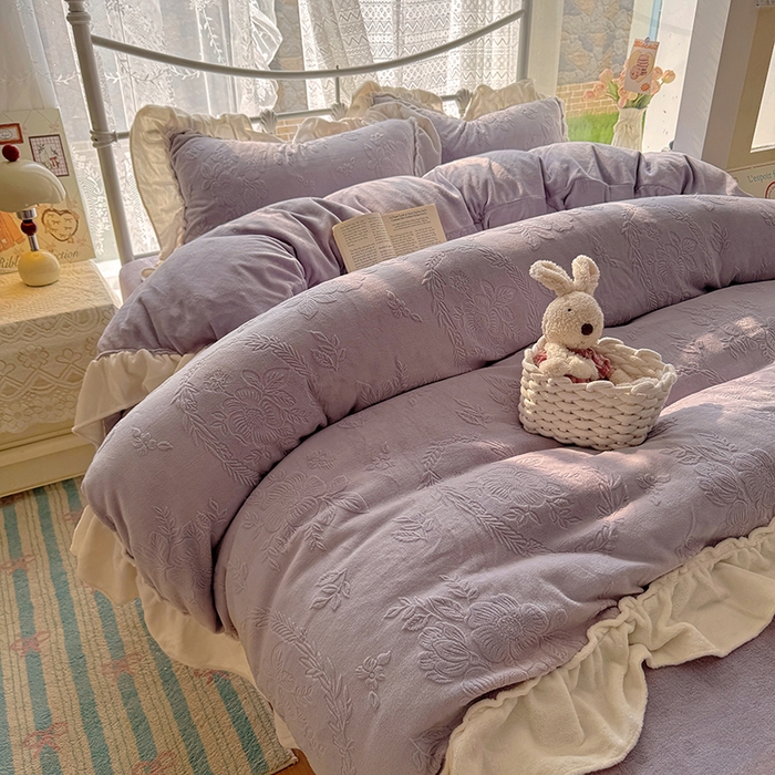 91家纺网 家纺一手货源 找家纺 捌月 2025新款奶油风法式大花边雕花牛奶绒四件套 情书-梦境紫