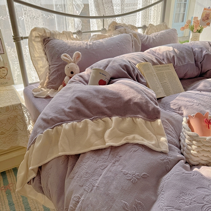 91家纺网 家纺一手货源 找家纺 捌月 2025新款奶油风法式大花边雕花牛奶绒四件套 情书-梦境紫