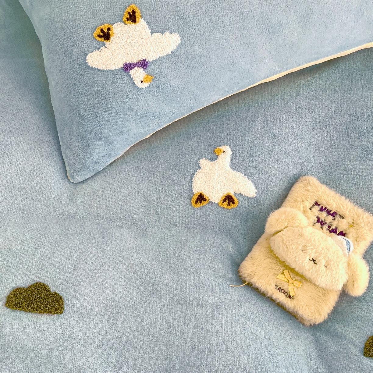 91家纺网 家纺一手货源 找家纺 羚羊语家纺 2025新款牛奶绒手作款樱桃女孩四件套毛巾绣刺绣花秋冬加厚法莱绒法兰绒珊瑚绒三件套 毛巾绣-自由大鹅