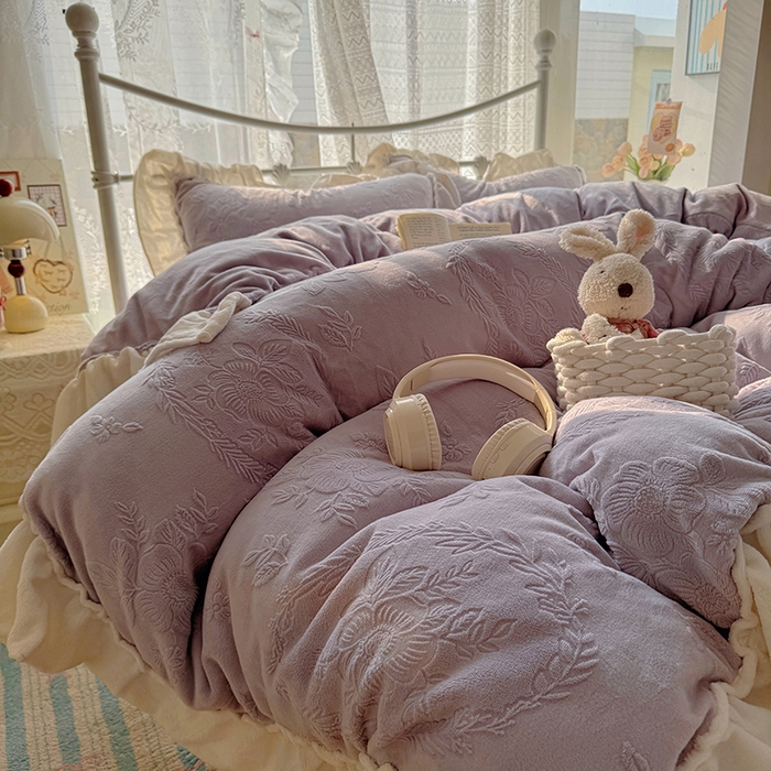 91家纺网 家纺一手货源 找家纺 捌月 2025新款奶油风法式大花边雕花牛奶绒四件套 情书-梦境紫