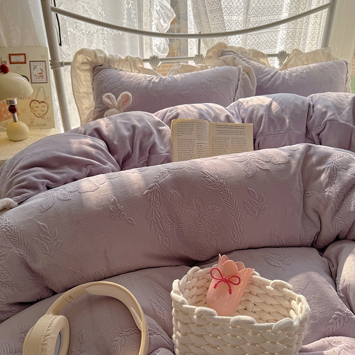 91家纺网 家纺一手货源 找家纺 捌月 2025新款奶油风法式大花边雕花牛奶绒四件套 情书-梦境紫