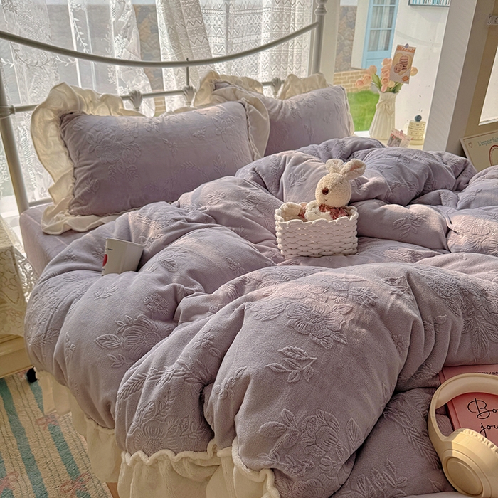 91家纺网 家纺一手货源 找家纺 捌月 2025新款奶油风法式大花边雕花牛奶绒四件套 情书-梦境紫