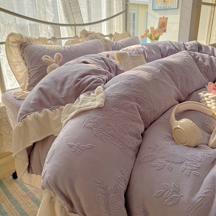 91家纺网 家纺一手货源 找家纺 捌月 2025新款奶油风法式大花边雕花牛奶绒四件套 情书-梦境紫