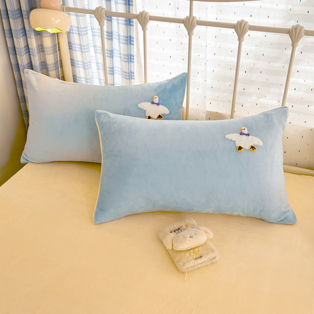 91家纺网 家纺一手货源 找家纺 羚羊语家纺 2025新款牛奶绒手作款樱桃女孩四件套毛巾绣刺绣花秋冬加厚法莱绒法兰绒珊瑚绒三件套 毛巾绣-自由大鹅