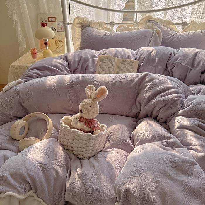 91家纺网 家纺一手货源 找家纺 捌月 2025新款奶油风法式大花边雕花牛奶绒四件套 情书-梦境紫