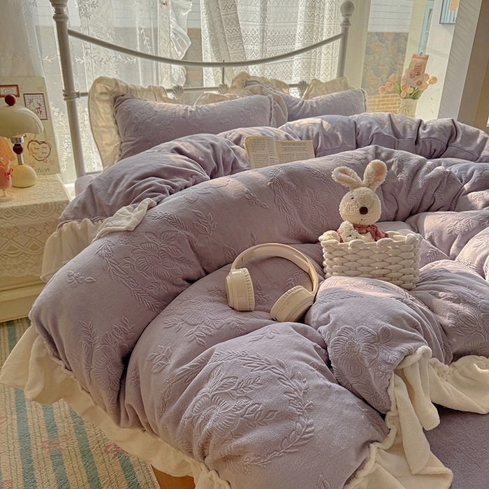 91家纺网 家纺一手货源 找家纺 捌月 2025新款奶油风法式大花边雕花牛奶绒四件套 情书-梦境紫