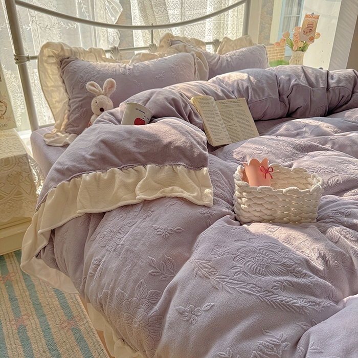 91家纺网 家纺一手货源 找家纺 捌月 2025新款奶油风法式大花边雕花牛奶绒四件套 情书-梦境紫