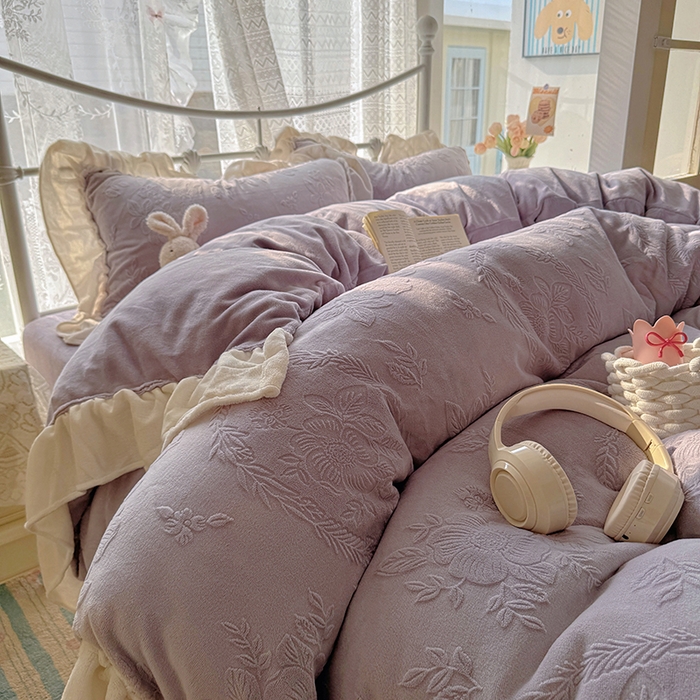 91家纺网 家纺一手货源 找家纺 捌月 2025新款奶油风法式大花边雕花牛奶绒四件套 情书-梦境紫