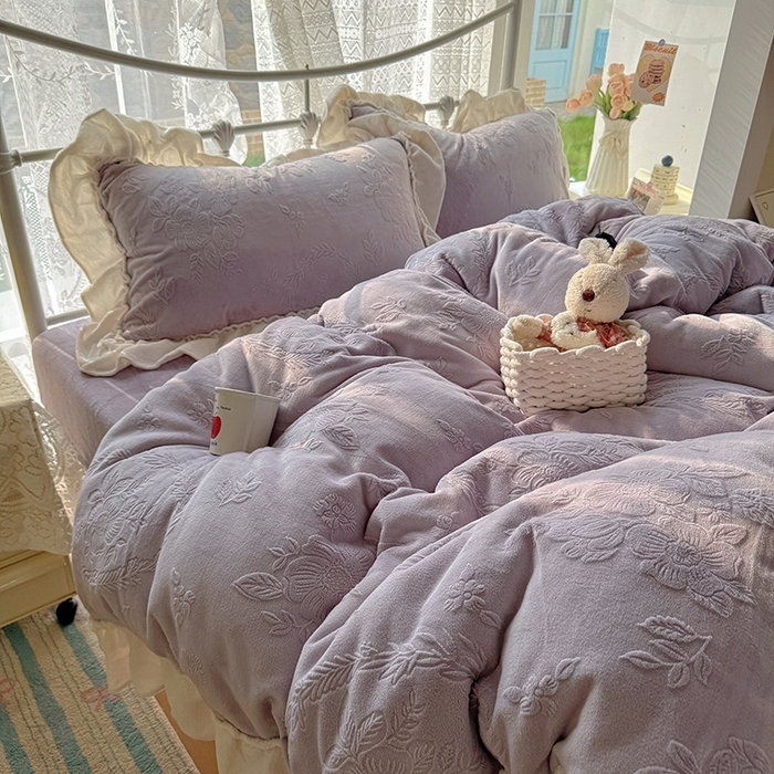 91家纺网 家纺一手货源 找家纺 捌月 2025新款奶油风法式大花边雕花牛奶绒四件套 情书-梦境紫