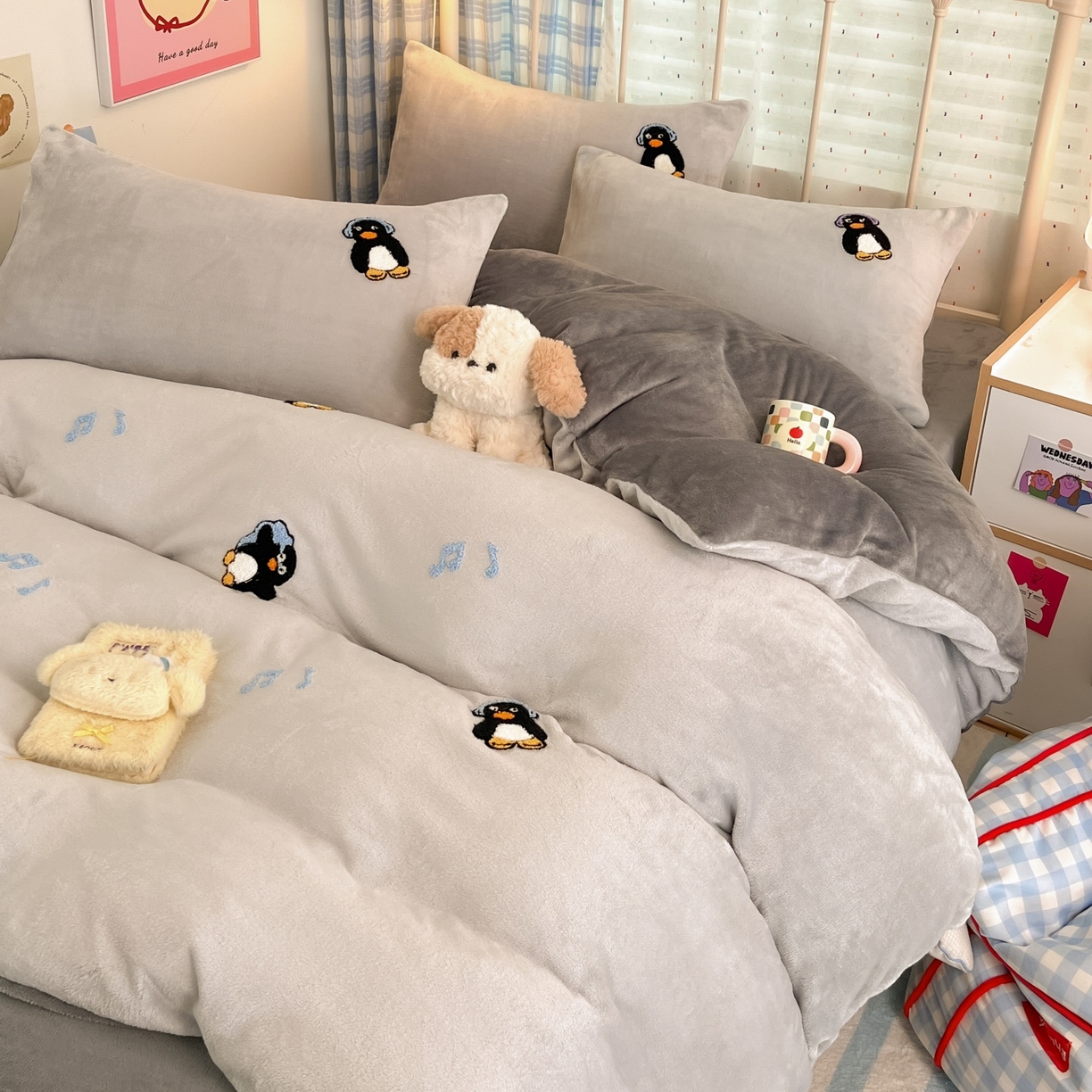 羚羊语家纺 2025新款牛奶绒手作款樱桃女孩四件套毛巾绣刺绣花秋冬加厚法莱绒法兰绒珊瑚绒三件套 毛巾绣-平古企鹅