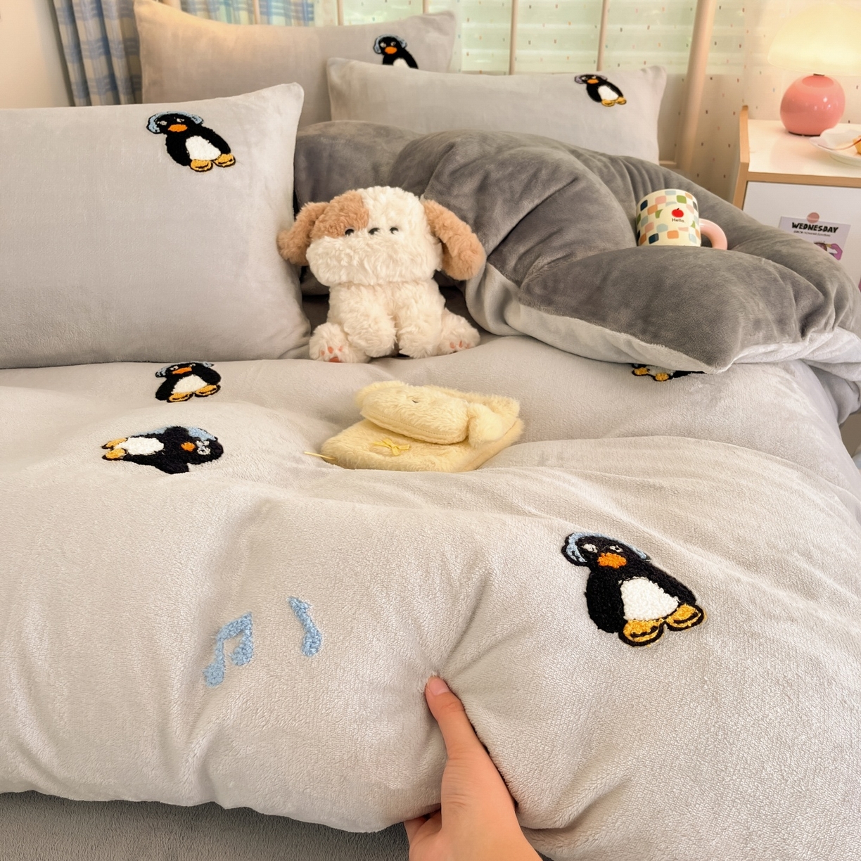 91家纺网 家纺一手货源 找家纺 羚羊语家纺 2025新款牛奶绒手作款樱桃女孩四件套毛巾绣刺绣花秋冬加厚法莱绒法兰绒珊瑚绒三件套 毛巾绣-平古企鹅