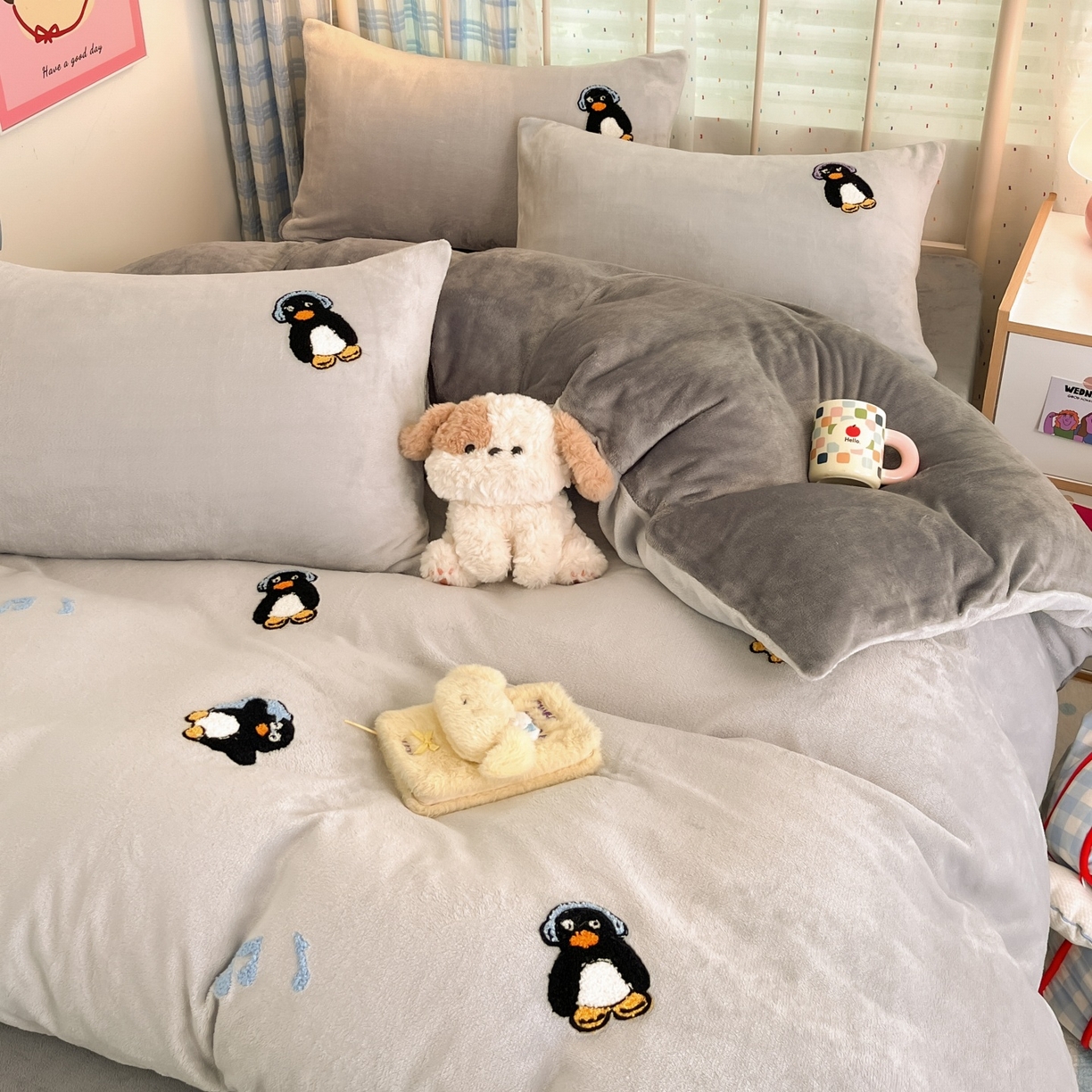 91家纺网 家纺一手货源 找家纺 羚羊语家纺 2025新款牛奶绒手作款樱桃女孩四件套毛巾绣刺绣花秋冬加厚法莱绒法兰绒珊瑚绒三件套 毛巾绣-平古企鹅