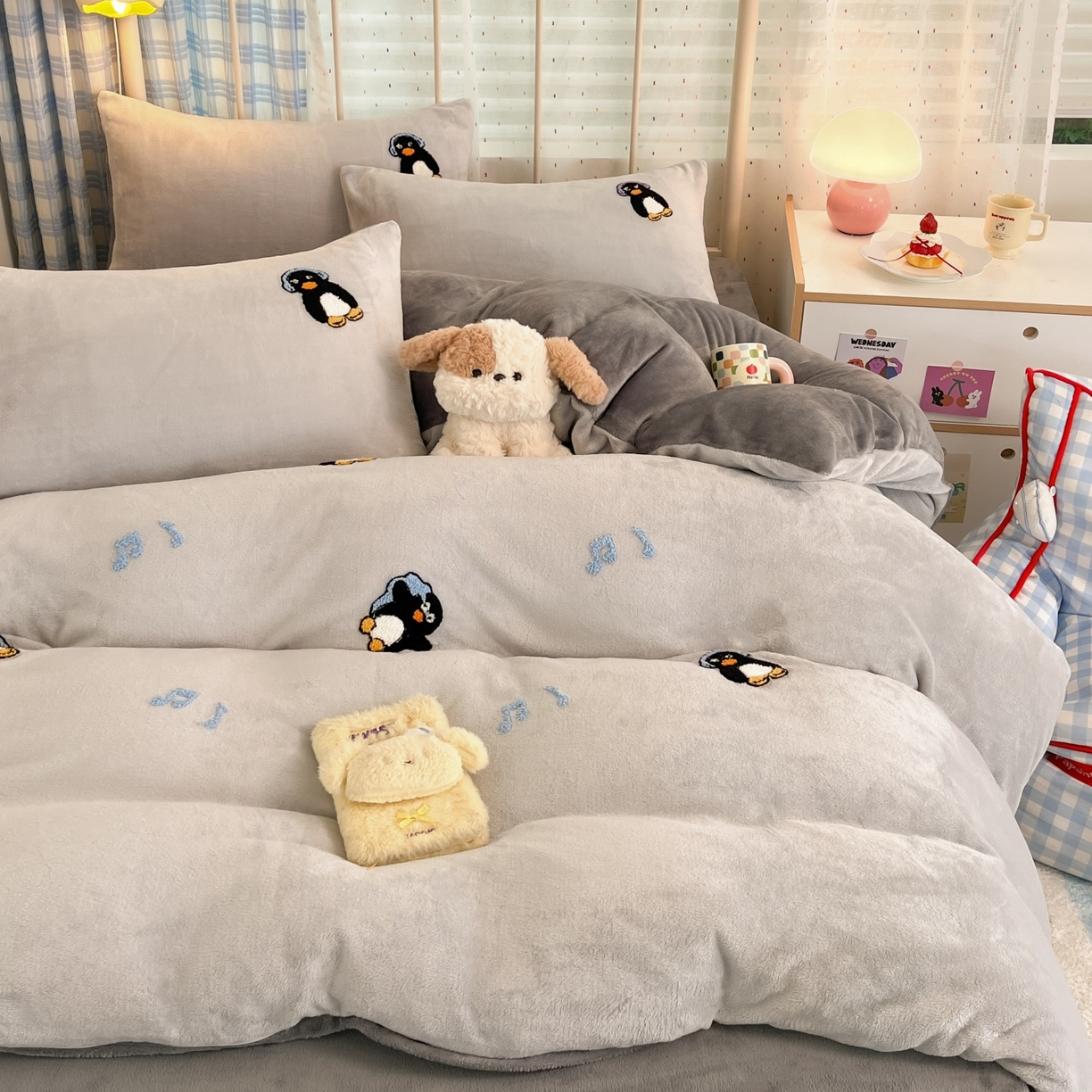 91家纺网 家纺一手货源 找家纺 羚羊语家纺 2025新款牛奶绒手作款樱桃女孩四件套毛巾绣刺绣花秋冬加厚法莱绒法兰绒珊瑚绒三件套 毛巾绣-平古企鹅