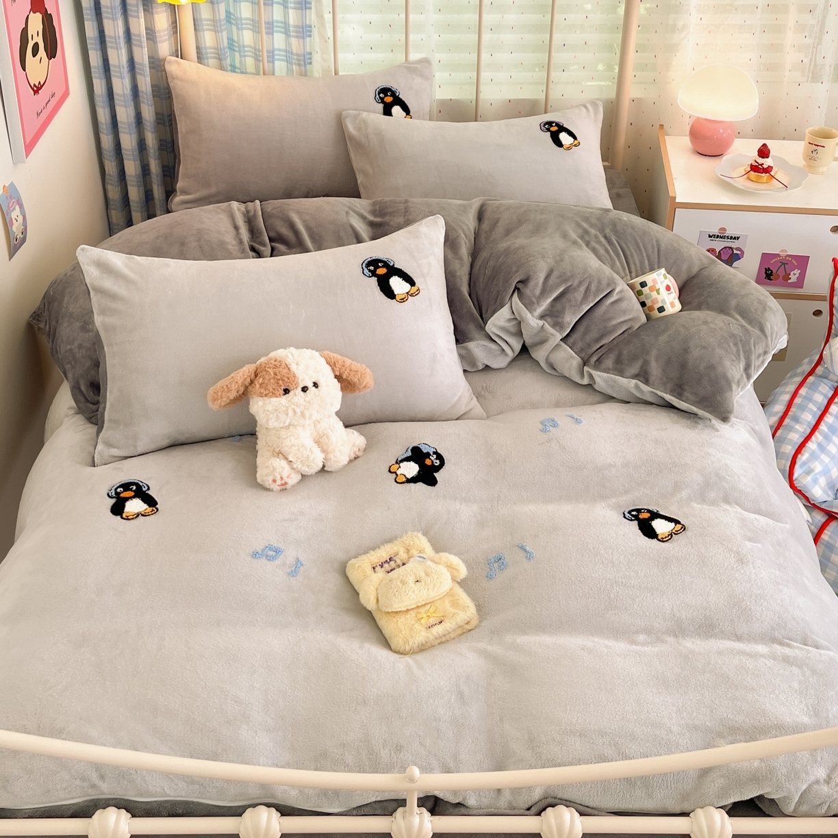 91家纺网 家纺一手货源 找家纺 羚羊语家纺 2025新款牛奶绒手作款樱桃女孩四件套毛巾绣刺绣花秋冬加厚法莱绒法兰绒珊瑚绒三件套 毛巾绣-平古企鹅