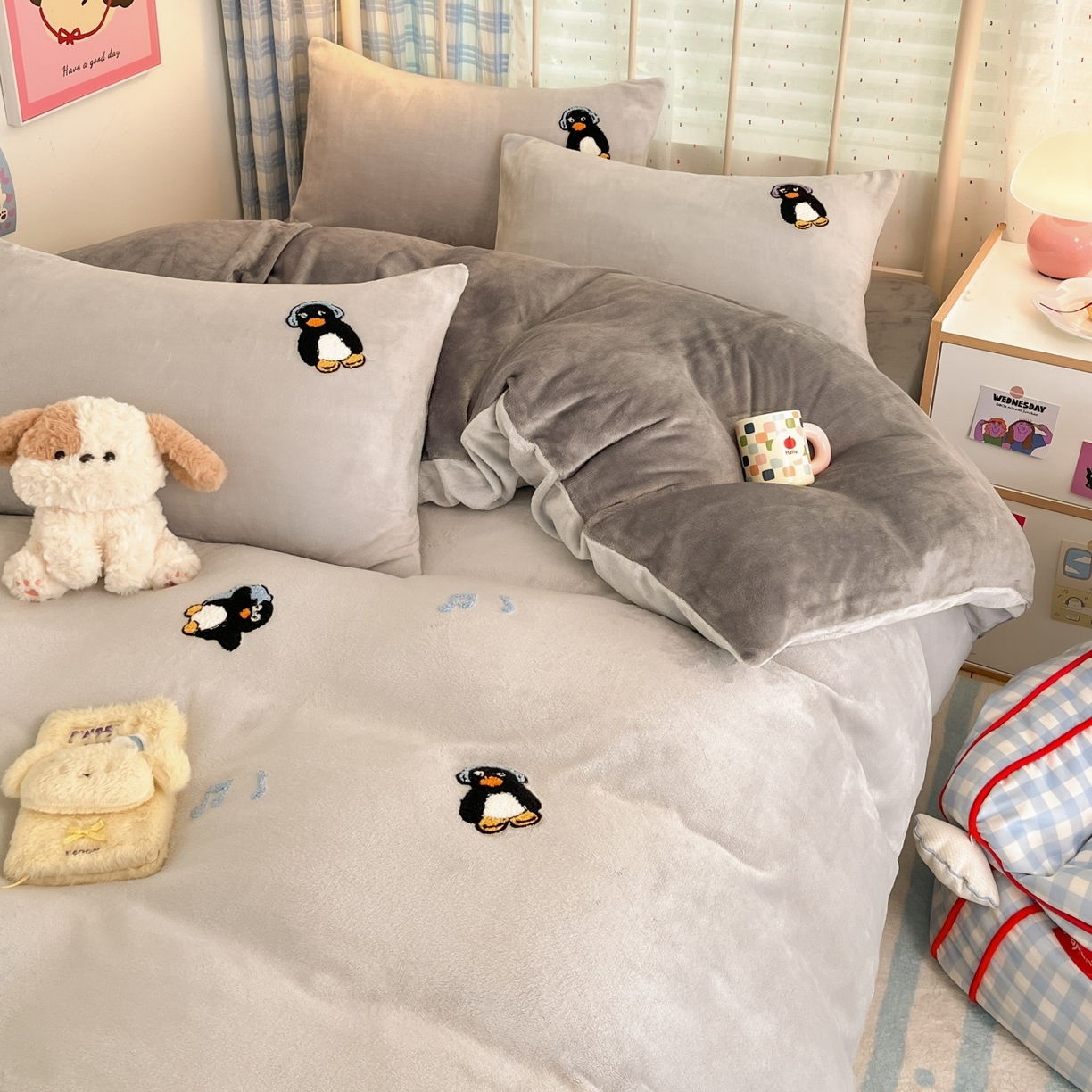 91家纺网 家纺一手货源 找家纺 羚羊语家纺 2025新款牛奶绒手作款樱桃女孩四件套毛巾绣刺绣花秋冬加厚法莱绒法兰绒珊瑚绒三件套 毛巾绣-平古企鹅