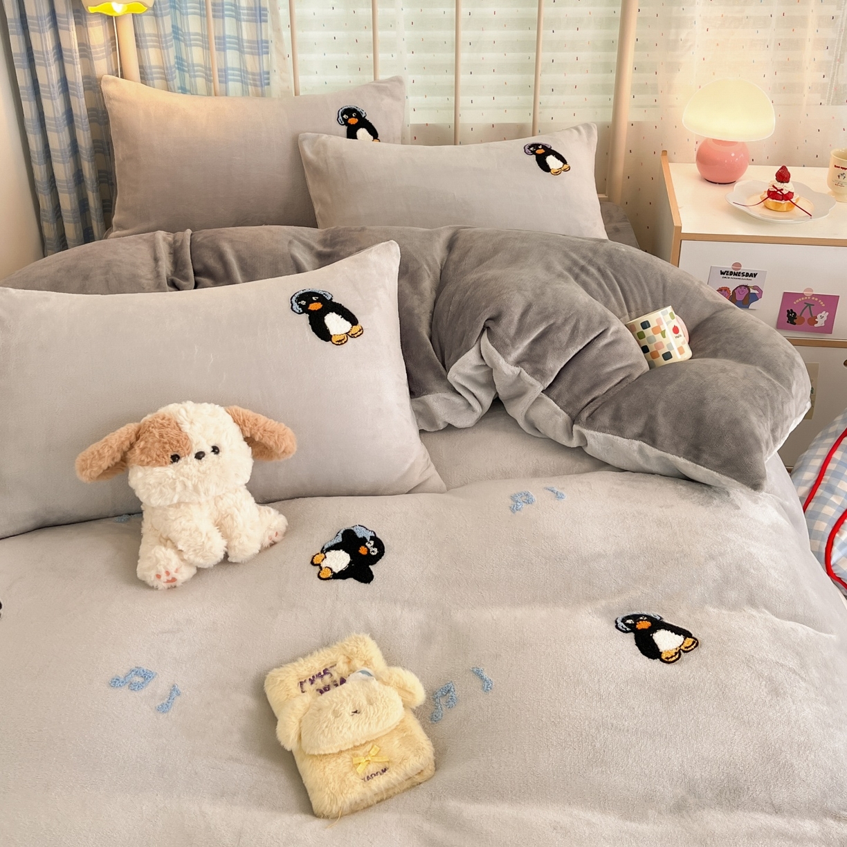 91家纺网 家纺一手货源 找家纺 羚羊语家纺 2025新款牛奶绒手作款樱桃女孩四件套毛巾绣刺绣花秋冬加厚法莱绒法兰绒珊瑚绒三件套 毛巾绣-平古企鹅