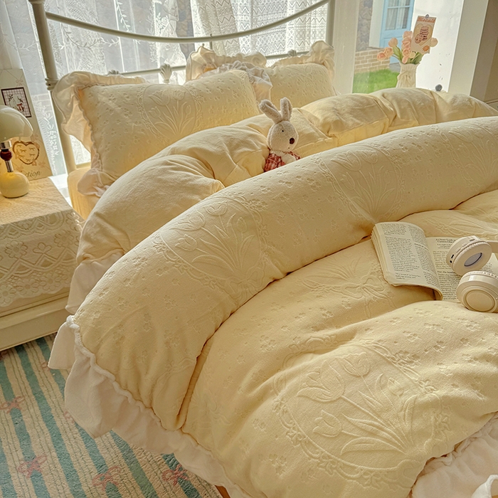 91家纺网 家纺一手货源 找家纺 捌月 2025新款奶油风法式大花边雕花牛奶绒四件套 向晚-奶黄