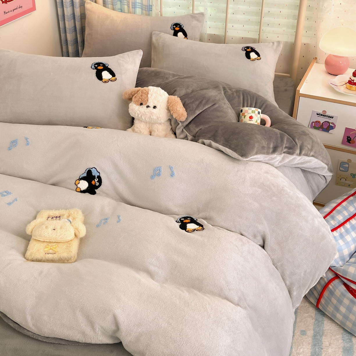 91家纺网 家纺一手货源 找家纺 羚羊语家纺 2025新款牛奶绒手作款樱桃女孩四件套毛巾绣刺绣花秋冬加厚法莱绒法兰绒珊瑚绒三件套 毛巾绣-平古企鹅