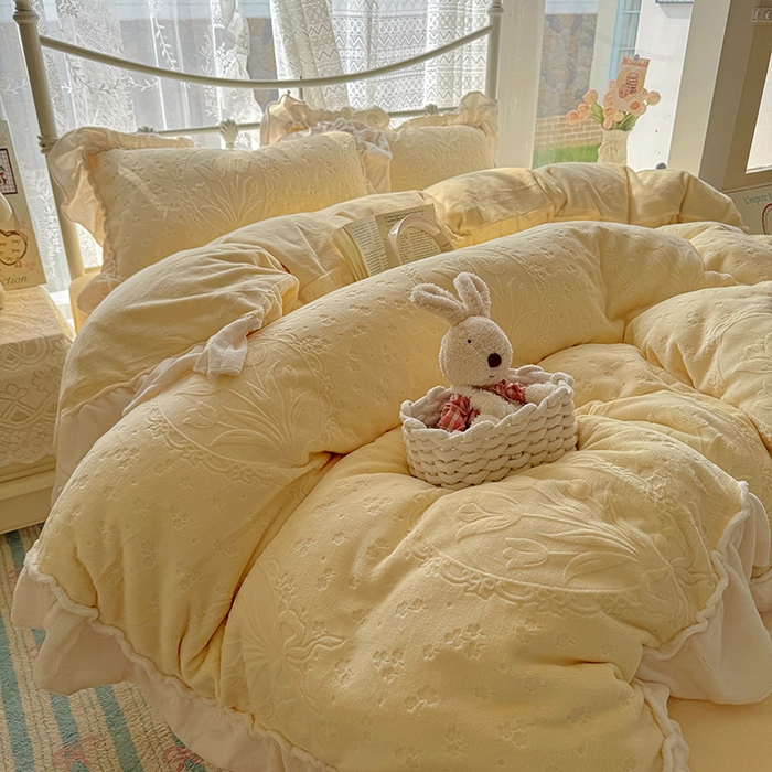 91家纺网 家纺一手货源 找家纺 捌月 2025新款奶油风法式大花边雕花牛奶绒四件套 向晚-奶黄