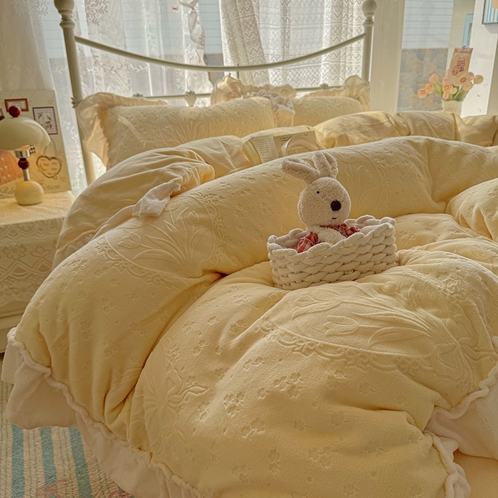 91家纺网 家纺一手货源 找家纺 捌月 2025新款奶油风法式大花边雕花牛奶绒四件套 向晚-奶黄