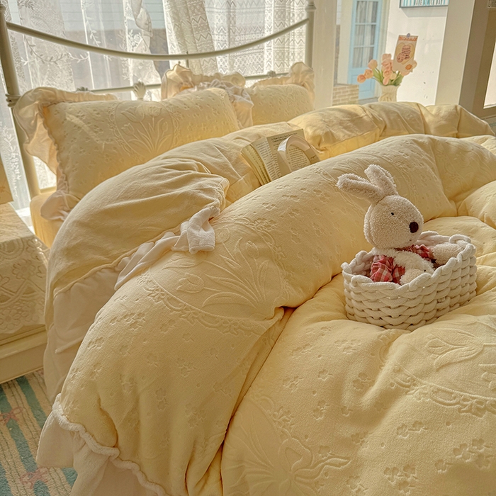 91家纺网 家纺一手货源 找家纺 捌月 2025新款奶油风法式大花边雕花牛奶绒四件套 向晚-奶黄