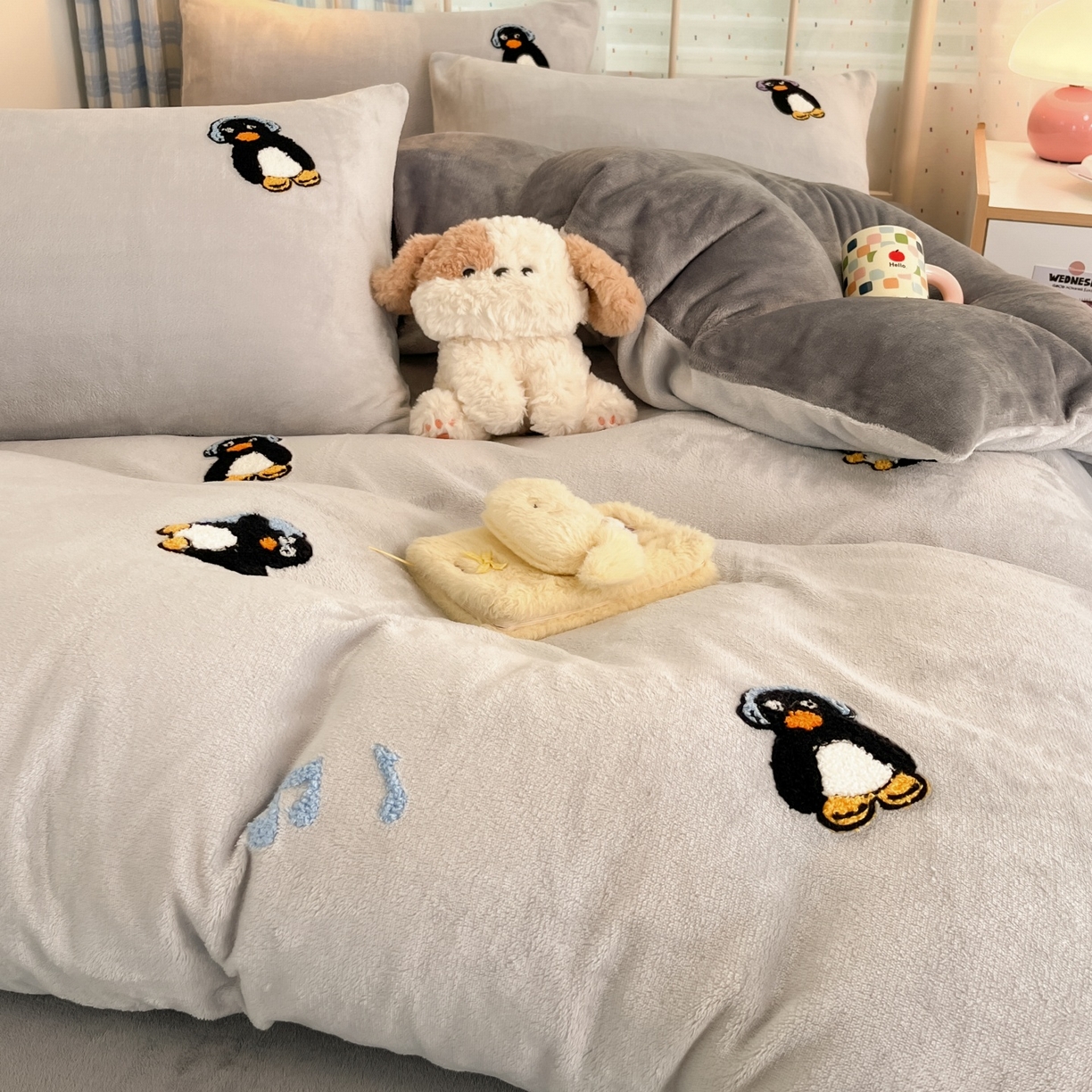 91家纺网 家纺一手货源 找家纺 羚羊语家纺 2025新款牛奶绒手作款樱桃女孩四件套毛巾绣刺绣花秋冬加厚法莱绒法兰绒珊瑚绒三件套 毛巾绣-平古企鹅