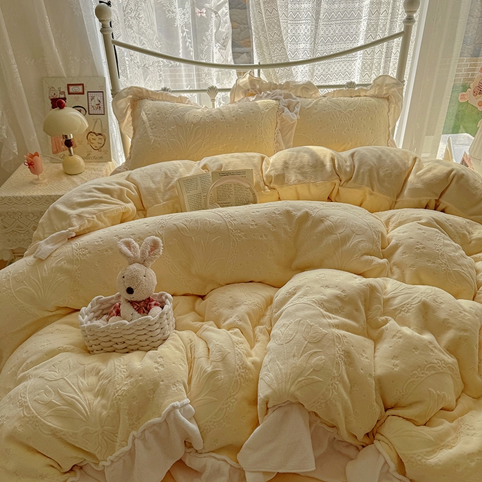 91家纺网 家纺一手货源 找家纺 捌月 2025新款奶油风法式大花边雕花牛奶绒四件套 向晚-奶黄