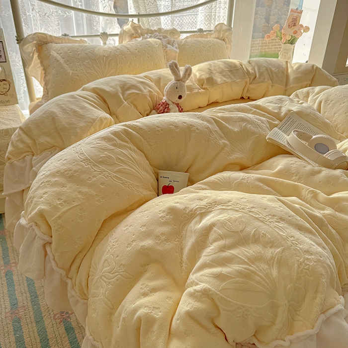 91家纺网 家纺一手货源 找家纺 捌月 2025新款奶油风法式大花边雕花牛奶绒四件套 向晚-奶黄