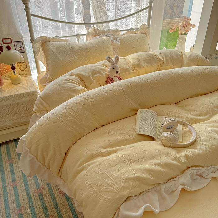 91家纺网 家纺一手货源 找家纺 捌月 2025新款奶油风法式大花边雕花牛奶绒四件套 向晚-奶黄