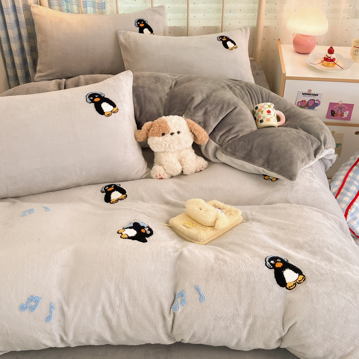 91家纺网 家纺一手货源 找家纺 羚羊语家纺 2025新款牛奶绒手作款樱桃女孩四件套毛巾绣刺绣花秋冬加厚法莱绒法兰绒珊瑚绒三件套 毛巾绣-平古企鹅