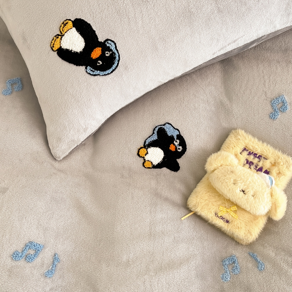 91家纺网 家纺一手货源 找家纺 羚羊语家纺 2025新款牛奶绒手作款樱桃女孩四件套毛巾绣刺绣花秋冬加厚法莱绒法兰绒珊瑚绒三件套 毛巾绣-平古企鹅