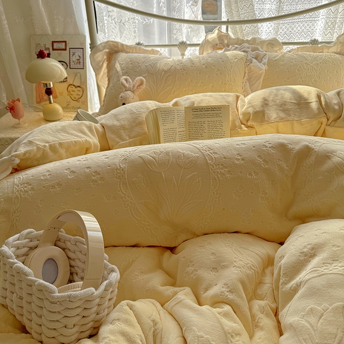 91家纺网 家纺一手货源 找家纺 捌月 2025新款奶油风法式大花边雕花牛奶绒四件套 向晚-奶黄