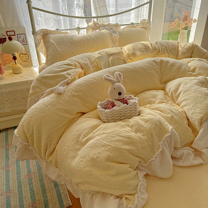 91家纺网 家纺一手货源 找家纺 捌月 2025新款奶油风法式大花边雕花牛奶绒四件套 向晚-奶黄