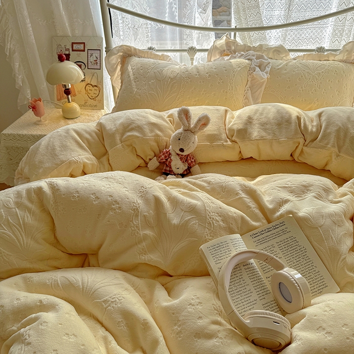 91家纺网 家纺一手货源 找家纺 捌月 2025新款奶油风法式大花边雕花牛奶绒四件套 向晚-奶黄