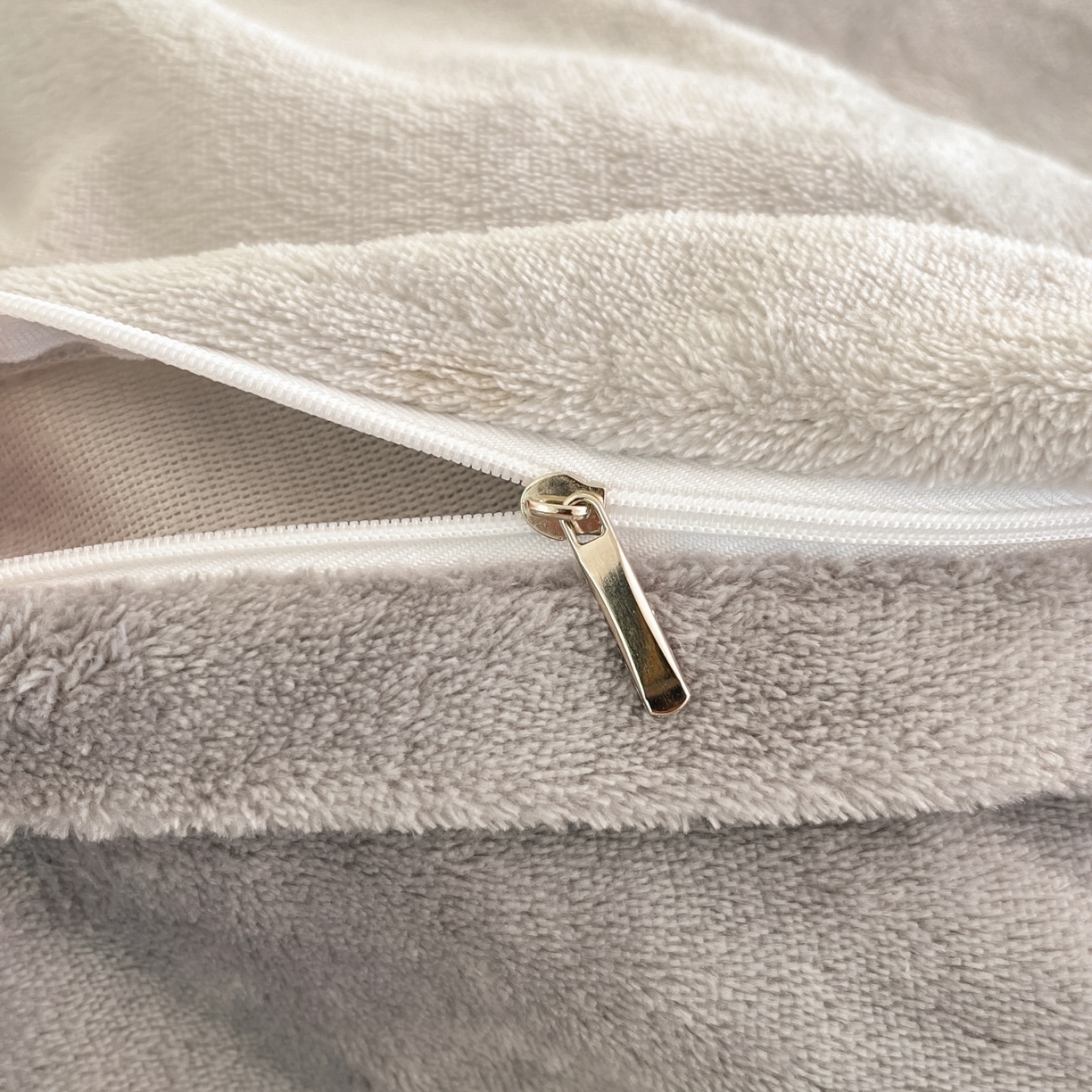 91家纺网 家纺一手货源 找家纺 羚羊语家纺 2025新款牛奶绒手作款樱桃女孩四件套毛巾绣刺绣花秋冬加厚法莱绒法兰绒珊瑚绒三件套 毛巾绣-平古企鹅