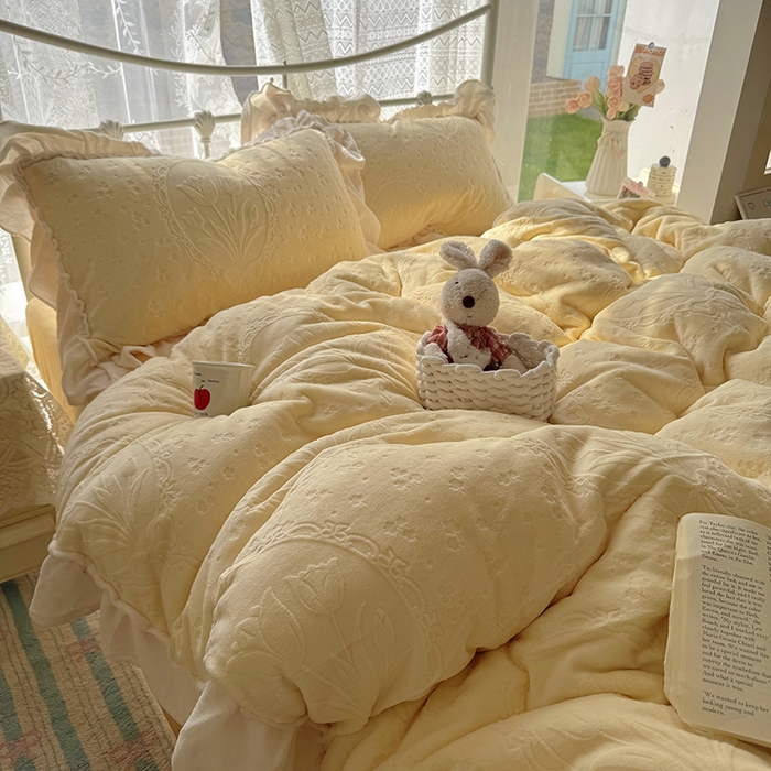 91家纺网 家纺一手货源 找家纺 捌月 2025新款奶油风法式大花边雕花牛奶绒四件套 向晚-奶黄