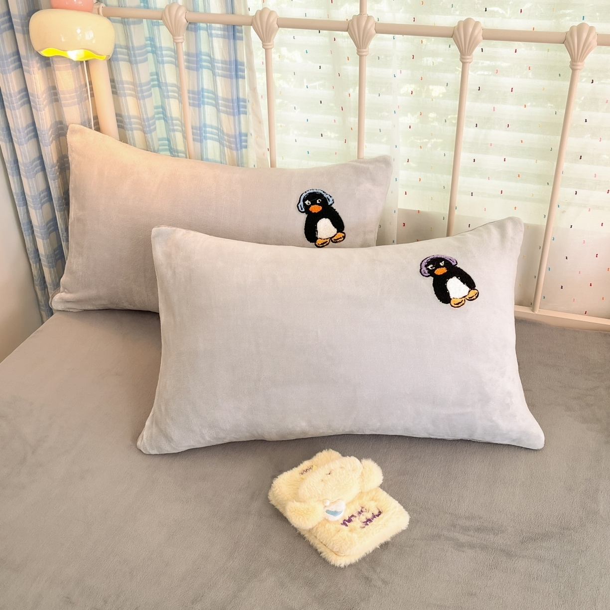 91家纺网 家纺一手货源 找家纺 羚羊语家纺 2025新款牛奶绒手作款樱桃女孩四件套毛巾绣刺绣花秋冬加厚法莱绒法兰绒珊瑚绒三件套 毛巾绣-平古企鹅