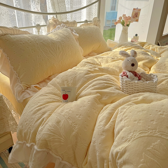 91家纺网 家纺一手货源 找家纺 捌月 2025新款奶油风法式大花边雕花牛奶绒四件套 向晚-奶黄