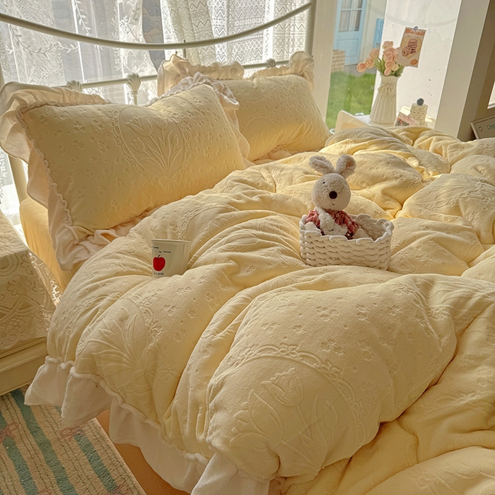 91家纺网 家纺一手货源 找家纺 捌月 2025新款奶油风法式大花边雕花牛奶绒四件套 向晚-奶黄