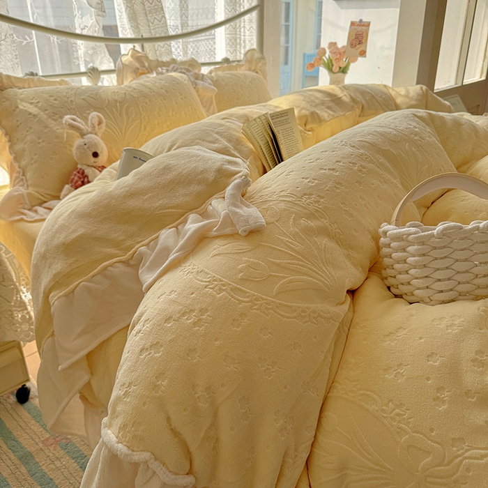 91家纺网 家纺一手货源 找家纺 捌月 2025新款奶油风法式大花边雕花牛奶绒四件套 向晚-奶黄