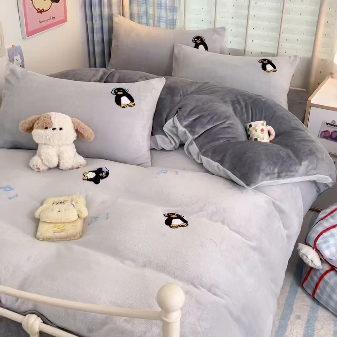 91家纺网 家纺一手货源 找家纺 羚羊语家纺 2025新款牛奶绒手作款樱桃女孩四件套毛巾绣刺绣花秋冬加厚法莱绒法兰绒珊瑚绒三件套 毛巾绣-平古企鹅