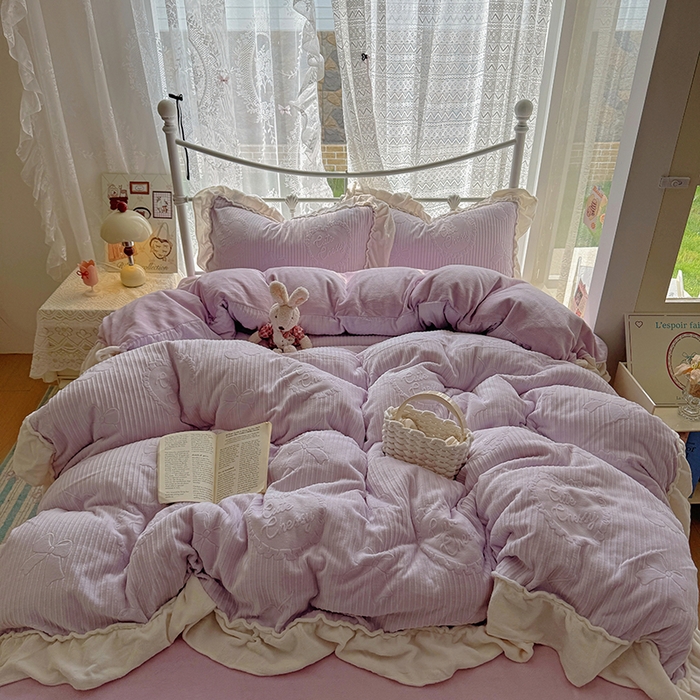 91家纺网 家纺一手货源 找家纺 捌月 2025新款奶油风法式大花边雕花牛奶绒四件套 小确幸-绝绝紫