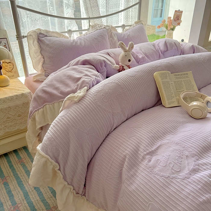 91家纺网 家纺一手货源 找家纺 捌月 2025新款奶油风法式大花边雕花牛奶绒四件套 小确幸-绝绝紫