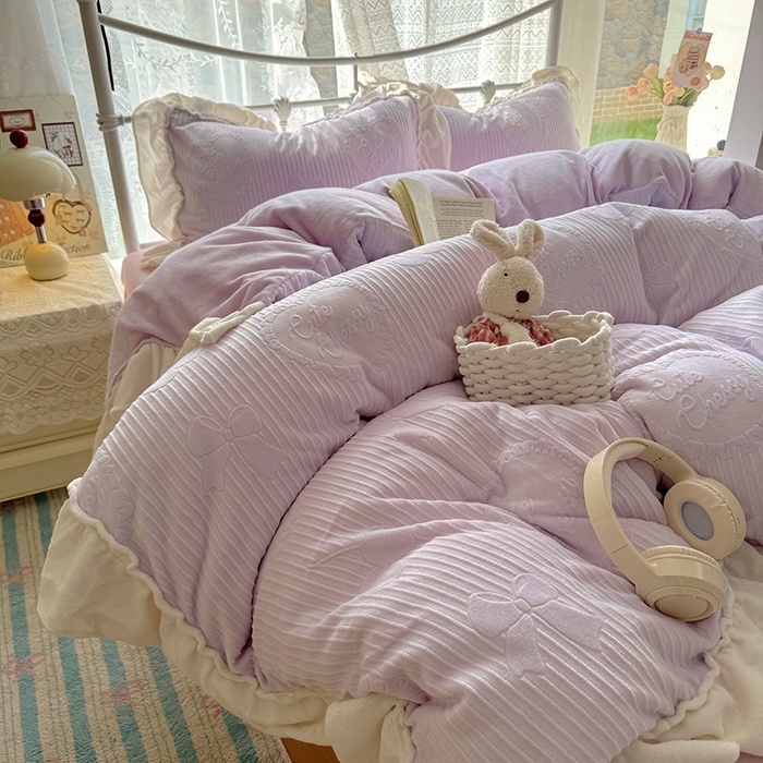 91家纺网 家纺一手货源 找家纺 捌月 2025新款奶油风法式大花边雕花牛奶绒四件套 小确幸-绝绝紫