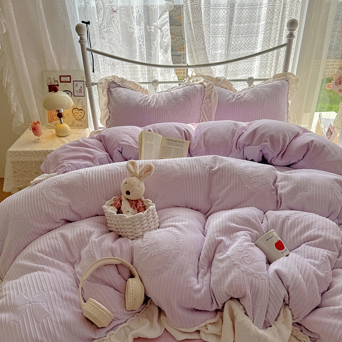 91家纺网 家纺一手货源 找家纺 捌月 2025新款奶油风法式大花边雕花牛奶绒四件套 小确幸-绝绝紫